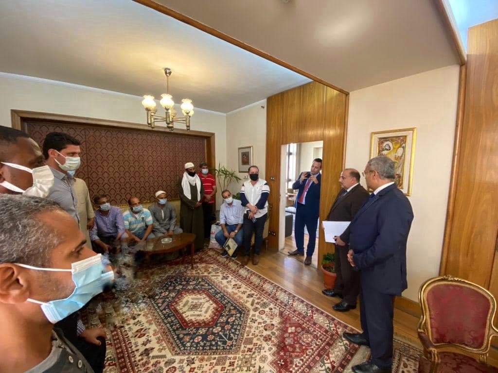 مساعد وزير الخارجية للشئون القنصلية يستقبل عددًا من المواطنين بعد تسوية مستحقاتهم المتأخرة في الخارج
