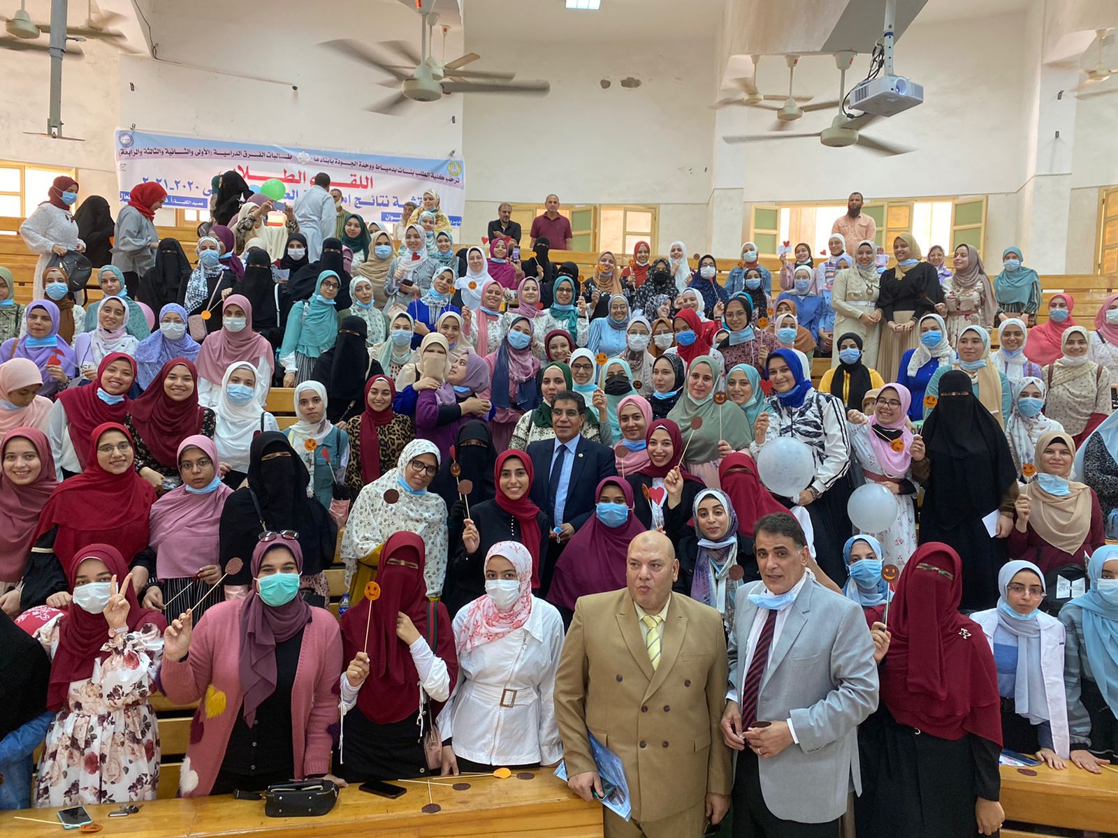 بالهدايا والبالونات والشيكولاتة كلية طب بنات الأزهر بدمياط تستقبل الطالبات الجدد
