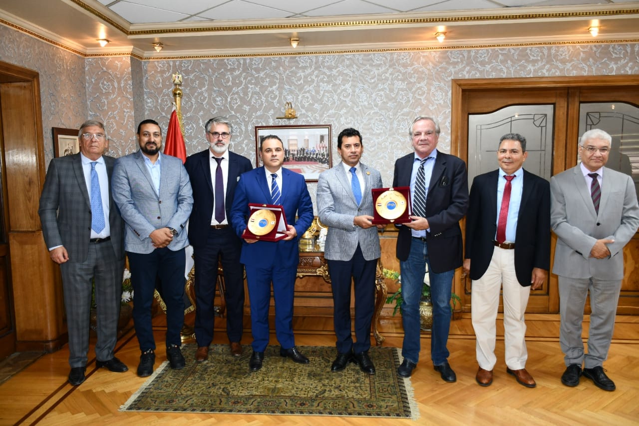 وزير الرياضة يبحث التعاون مع ممثلي رولان جاروس الفرنسية