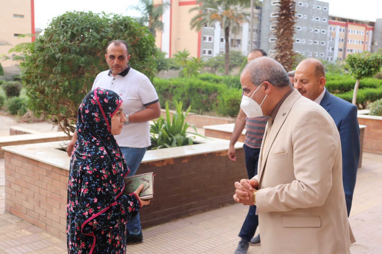 رئيس جامعة الأزهر يفاجئ المدينة الجامعية للطالبات ويوزع عليهن الهدايا