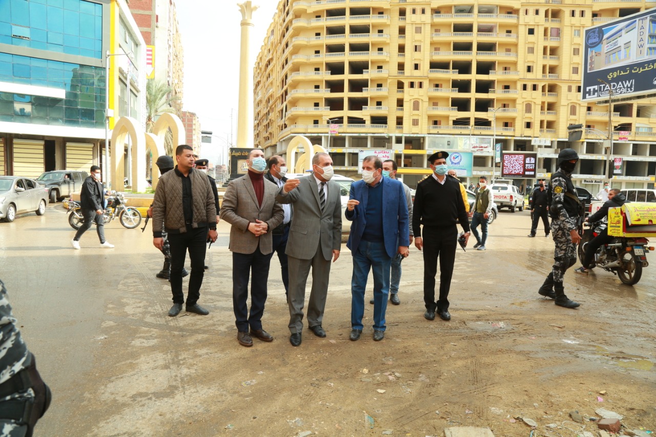 محافظ كفر الشيخ ونائبه يتابعان خلال تقنية البث المباشر أعمال رفع المياه مع رؤساء المراكز والمدن في ظل تداعيات موجة الطقس السيء