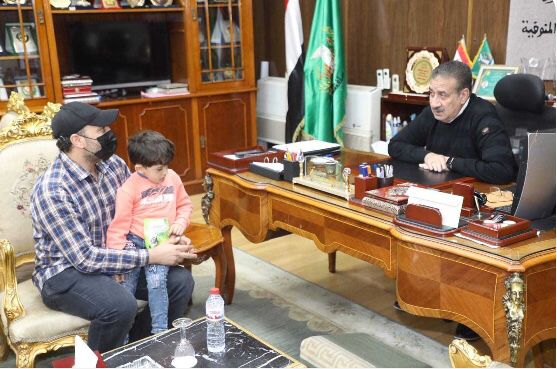 محافظ المنوفية يلتقى الطفل مالك لبحث حالته مع وزارة الصحه