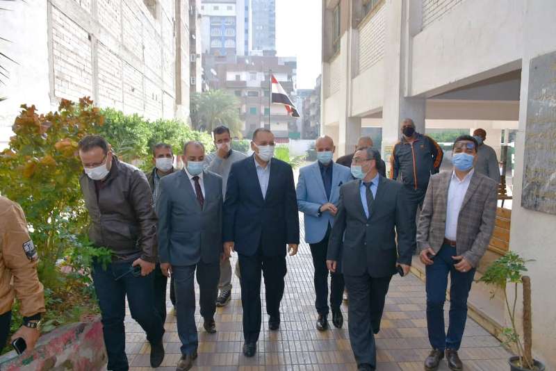 من مدرسة أحمد عرابي الإعدادية بمدينة الزقازيق .... محافظ الشرقية يشهد بدء إنطلاق فعاليات المبادرة الرئاسية للكشف المبكر عن فيروس سي لطلاب الصف الأول الأعدادي ( عام – خاص – أزهر