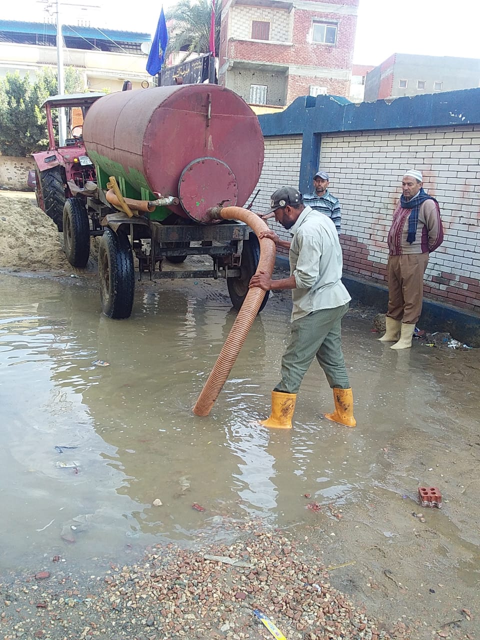 محافظ البحيرة: تكثيف جهود كسح تراكمات مياة الأمطار وخاصةً بمحيط المدارس والمعاهد الأزهرية والجامعات تمهيداً لإستئناف الدراسة غداً