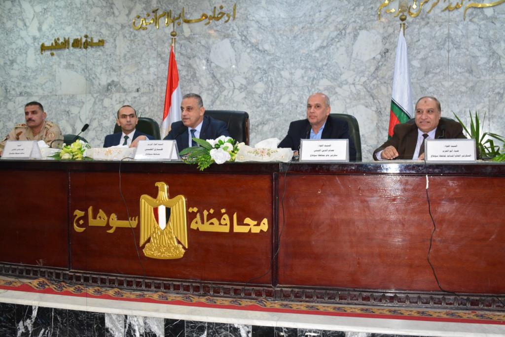 محافظ سوهاج يعقد الإجتماع الدوري مع رؤساء الوحدات المحلية لمتابعة سير العمل ومناقشة أهم الموضوعات