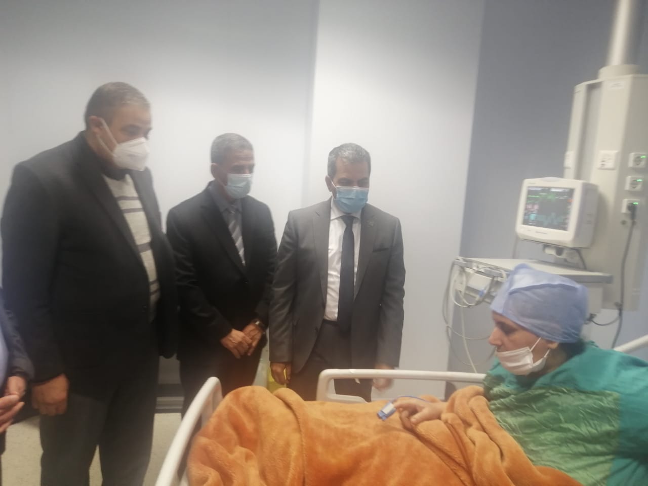 رئيس جامعة كفرالشيخ يطمئن على حالة المواطنة "سلوى عبد الموجود