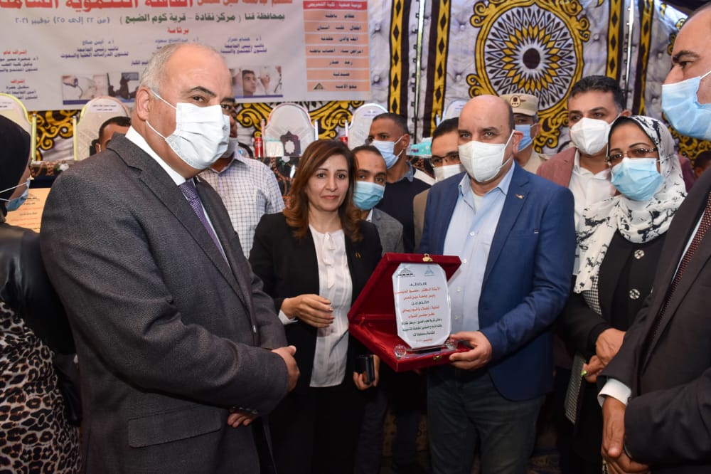 محافظ قنا يشيد بقافلة جامعة عين شمس التنموية بالمحافظة