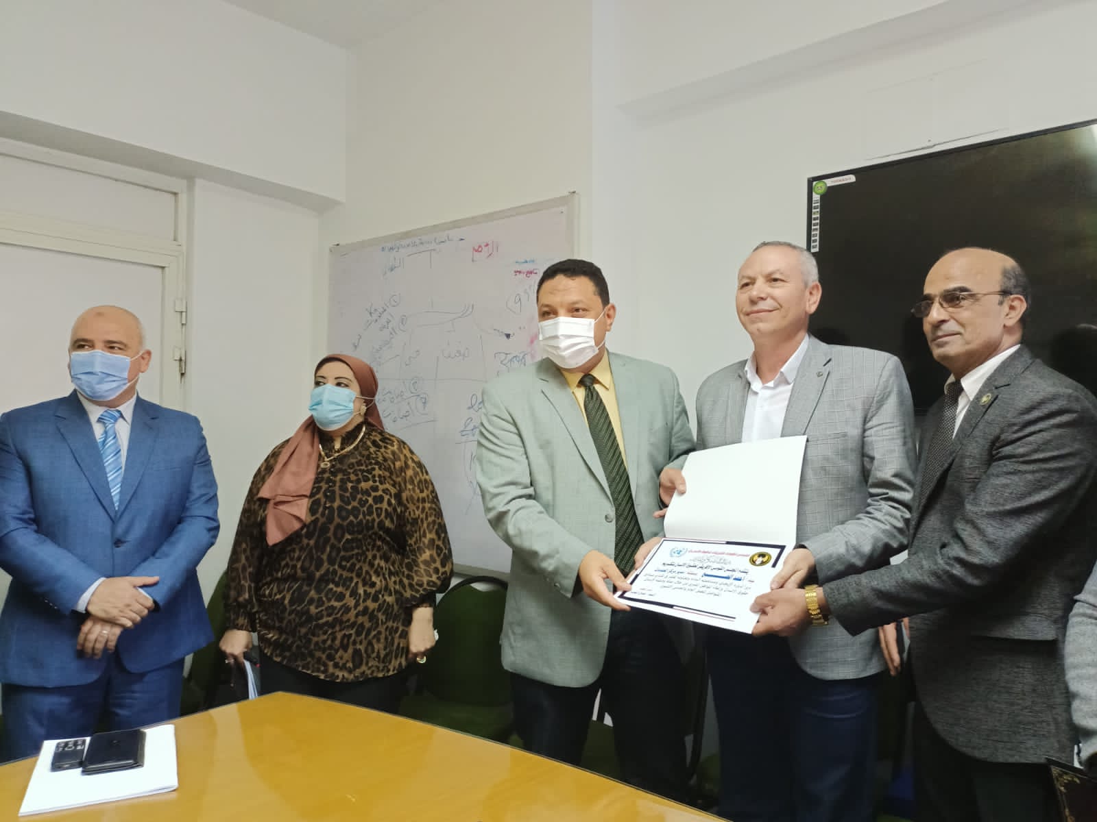المجلس القومي الافريقي لحقوق الإنسان يكرم وكيل وزارة الصحه بالمنوفيه ومديرى الإدارات