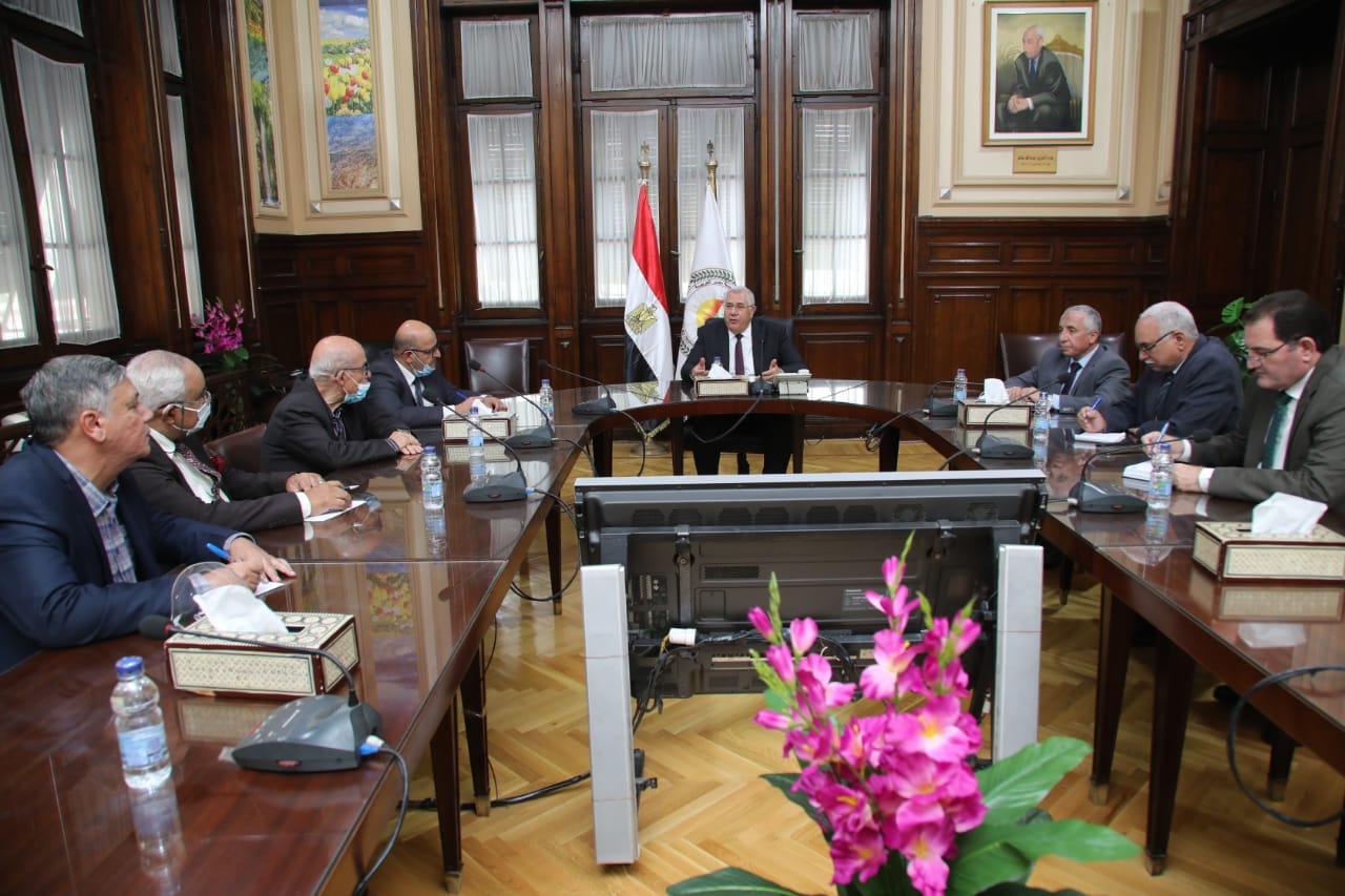 وزير الزراعة يعقد اجتماعا لتنفيذ توجيهات الرئيس السيسي لوضع رؤية متكاملة لمنظومة الأسمدة الازوتية في مصر