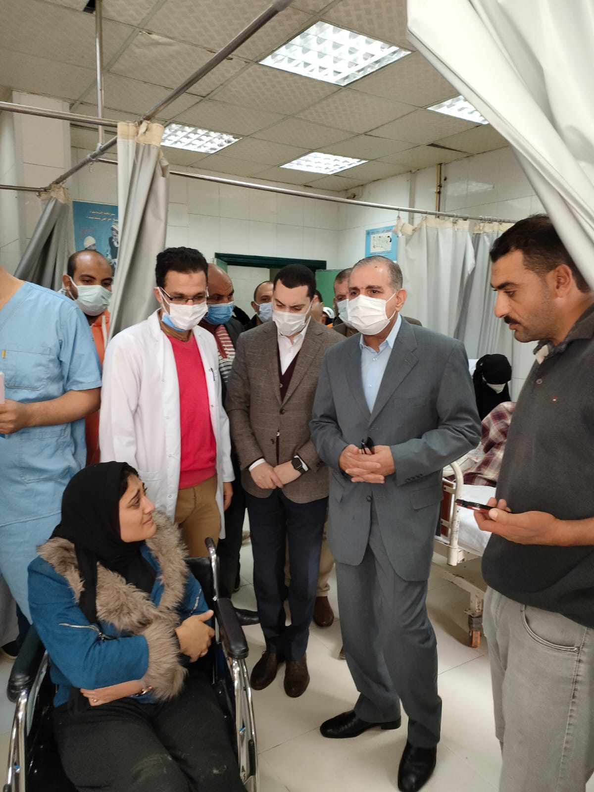 محافظ كفر الشيخ ونائبه ينتقلان للمستشفى العام للاطمئنان على مصابي حادث انقلاب سيارة  
