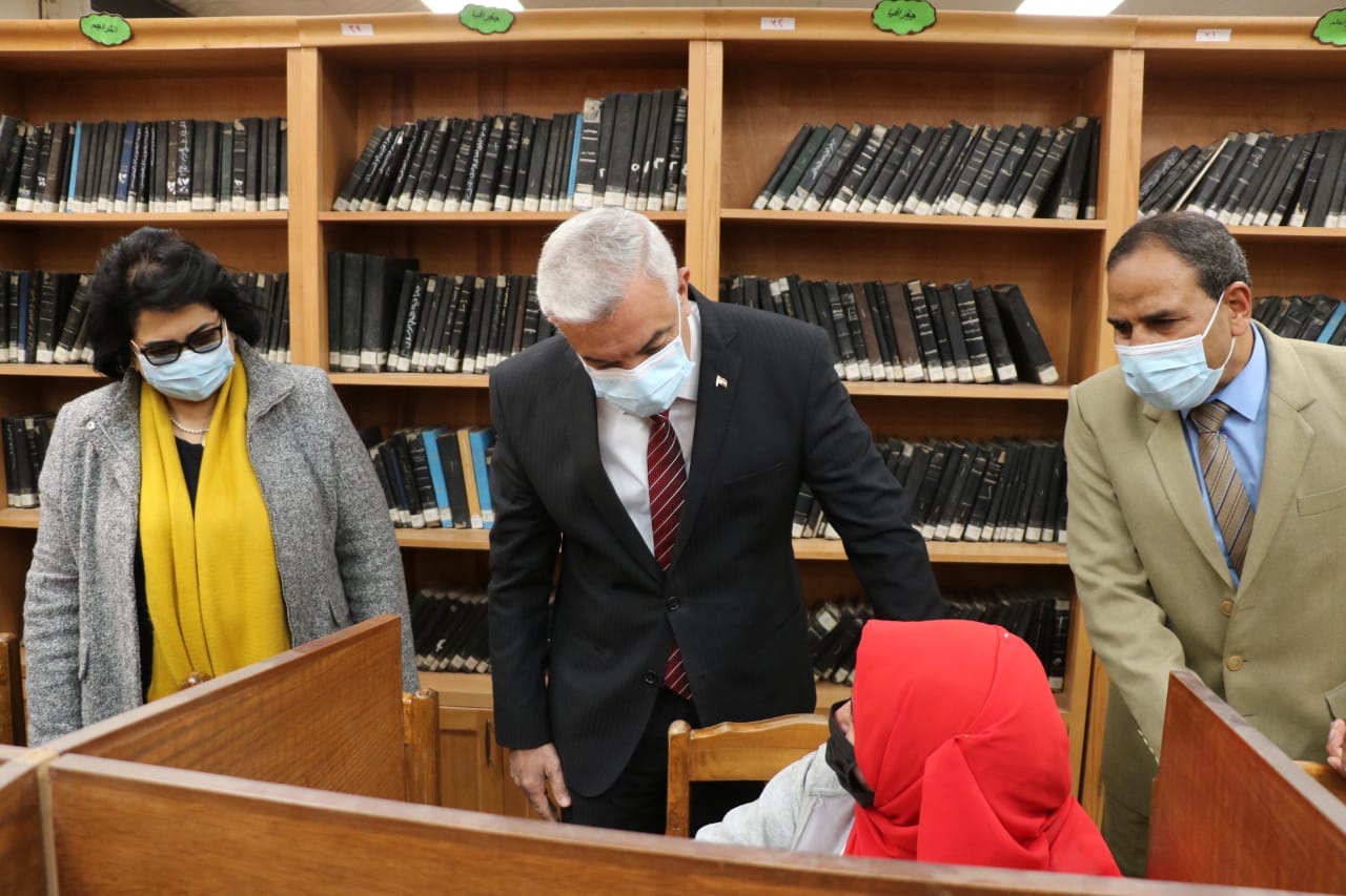 رئيس جامعة المنوفية ونائبه يتفقدان لجان الامتحانات بكليات الزراعة والتربية والطب البيطرى