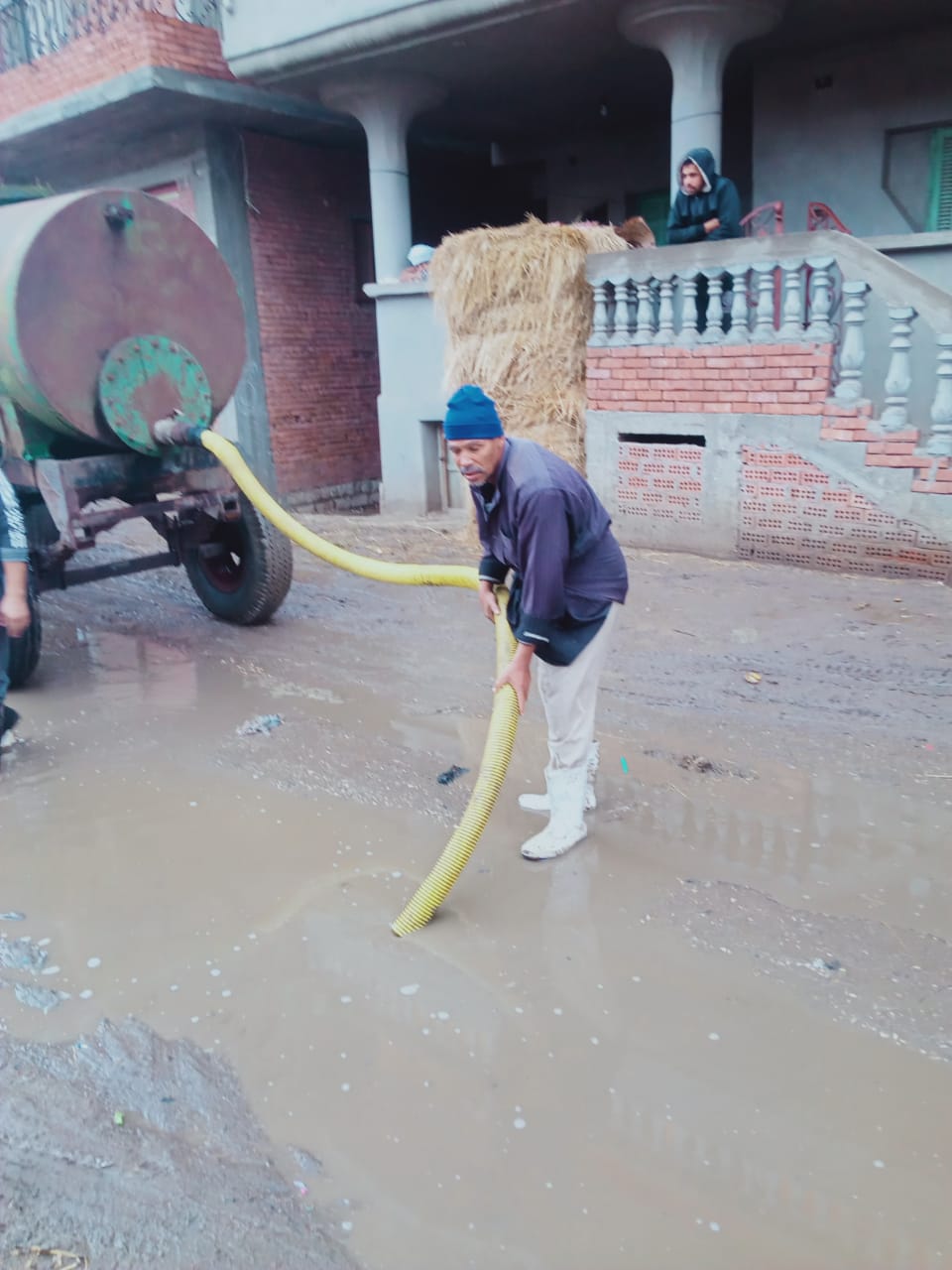إزالة مياه الأمطار واستمرار أعمال النظافة في بيلا بكفر الشيخ   