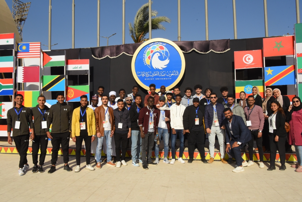 جامعة أسيوط تنظم برنامجاً سياحياً لوفود طلابية تمثل 30 دولة عربية وأفريقية لزيارة دير درنكة ورحلة نيلية بالباخرة