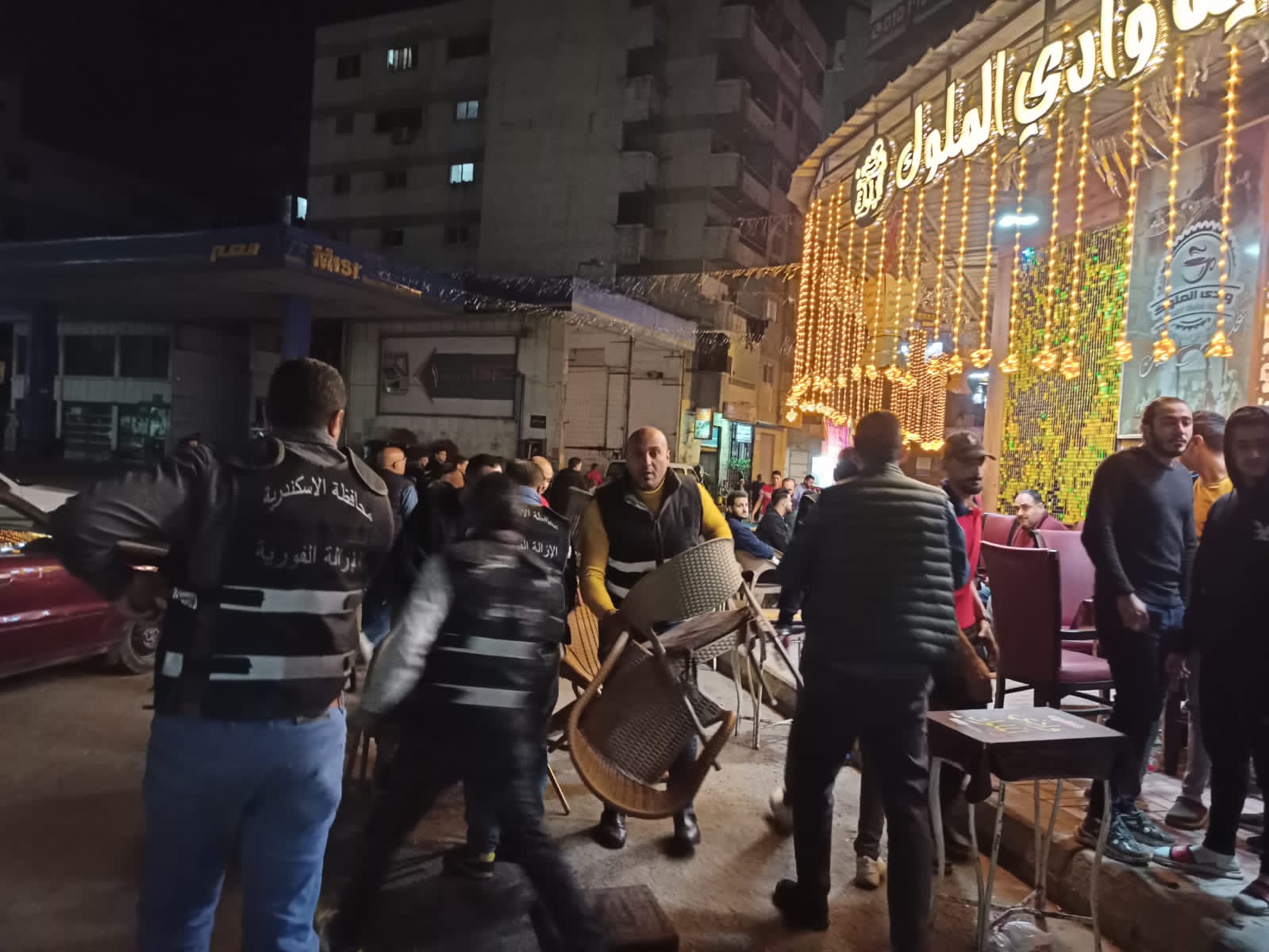 حملات مكبرة لمتابعة تطبيق مواعيد الغلق الصيفية بأحياء الإسكندرية