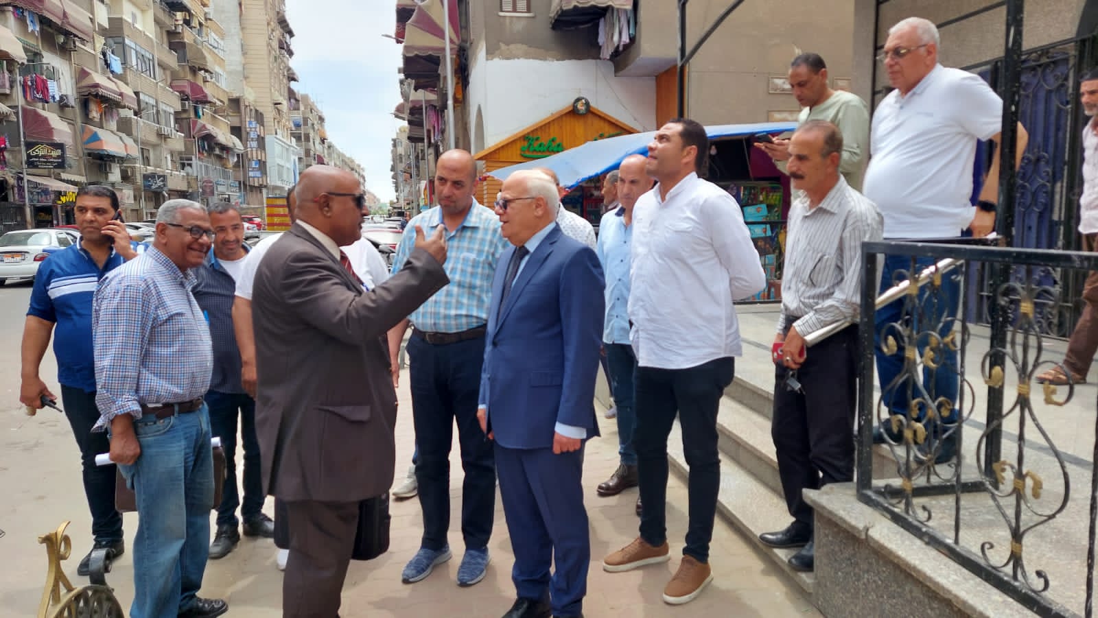 محافظ بورسعيد يلتقي العاملين بديوان عام حي العرب ويتفقد المركز التكنولوجي لخدمة المواطنين