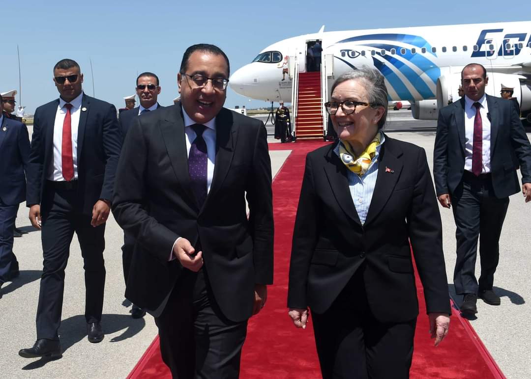 لحضور اجتماعات الدورة الـ ١٧ للجنة العليا المشتركة بين مصر وتونس:رئيسة الحكومة التونسية تستقبل رئيس الوزراء بمطار قرطاج 