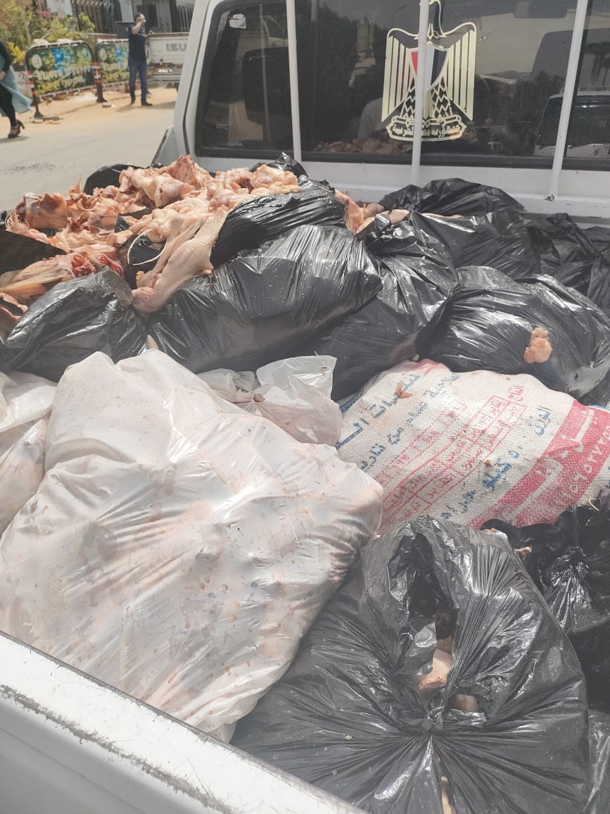 في إطار الحرص على صحة وسلامة المواطنين* محافظة الإسكندرية: تحرير 35 محضر والتحفظ على نحو 15 طن مضبوطات خلال الحملات المفاجئة على المحال والأسواق
