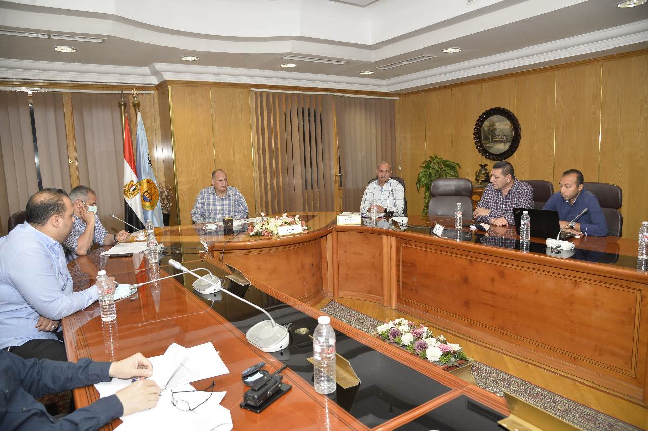 محافظ أسيوط يترأس اجتماع تطوير الريف المصري ويستعرض تقرير دار الهندسة