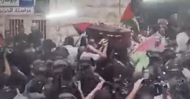 قوات الاحتلال الاسرائيلى تقتحم جنازة  الصحفيه شرين ابو عاقله 