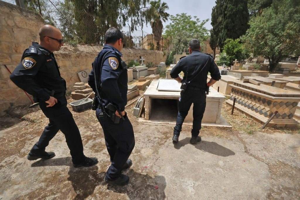 شرطة الاحتلال تقتحم مقبرة شرين ابوعاقله 