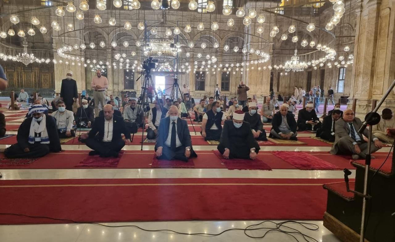 محافظ القاهره ووزير الاوقاف يؤديان صلاة الجمعه بمسجد محمدعلى بالقلعه