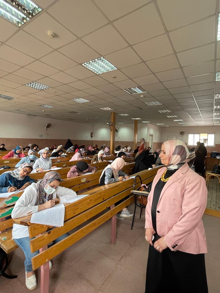 عميدة كلية الدراسات الإسلامية للبنات جامعة الأزهر بالقاهرة تتفقد  امتحانات السنة التأهيلية