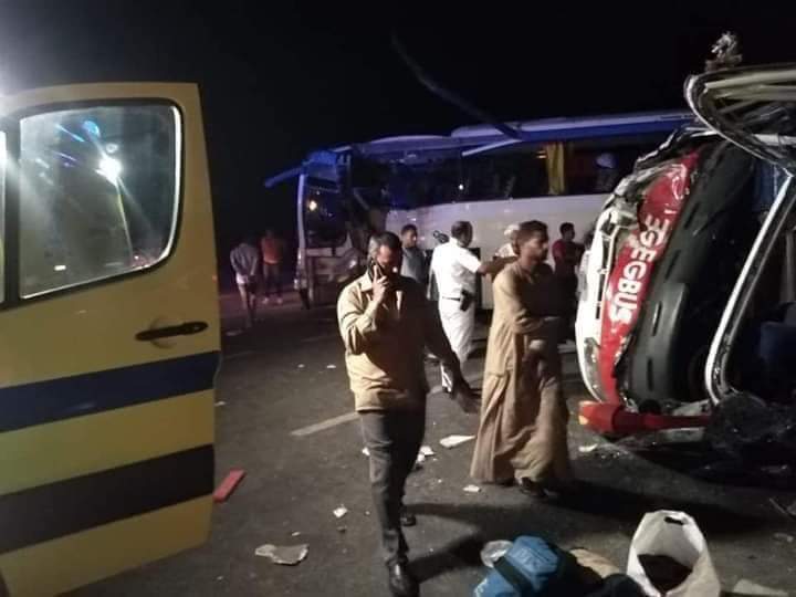 مصرع  شخص وإصابة 27 آخرين في حادث تصادم أتوبيسين بالطريق الشرقي بسوهاج