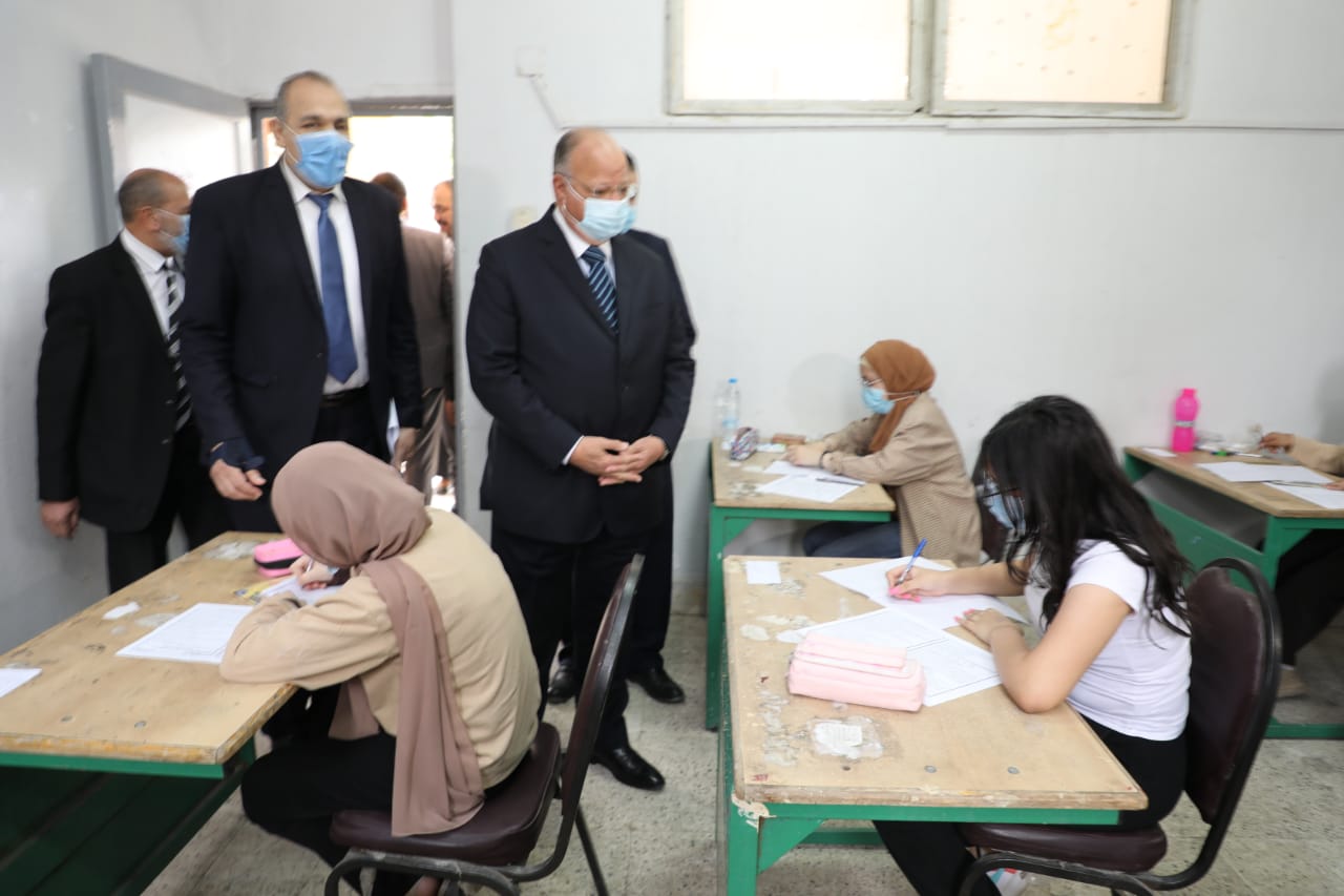 محافظ القاهرة يتفقد بدء امتحانات نهاية العام (الترم الثاني) للشهادة الإعدادية للعام الدراسى ٢٠٢١-٢٠٢٢ 