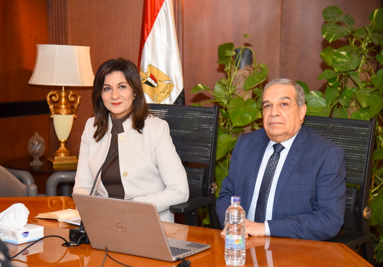 وزيرا الهجرة والإنتاج الحربي يعقدان اجتماعا تنسيقيا مع الخبراء الأجانب المشاركين بمؤتمر "مصر تستطيع بالصناعة"  