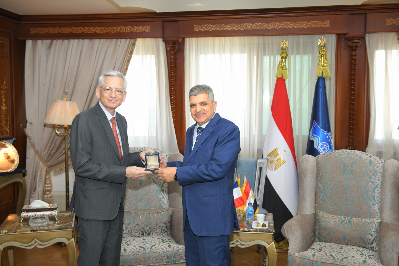 ربيع يبحث سبل التعاون مع السفير الفرنسي في القاهرة