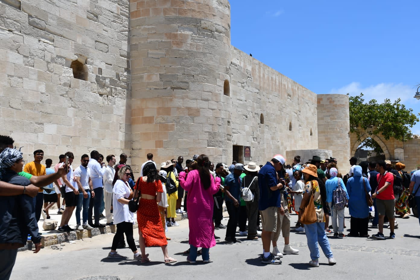 " جولة سياحية " بمحافظة الإسكندرية للوفود الشبابية المشاركة في منحة ناصر للقيادة الدولية