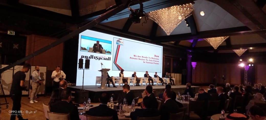 نبيلة مكرم تطلع المستثمرين الأجانب علي فرص الاستثمار المتاحة في مصر