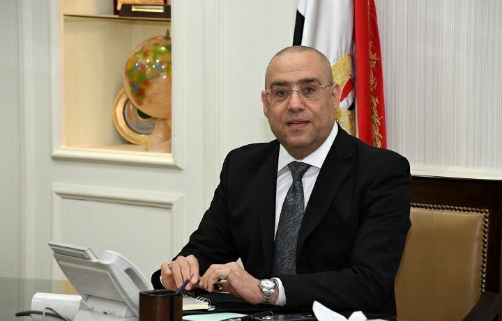 وزير الإسكان يتابع المشروعات الجارية بمدينة 15 مايو