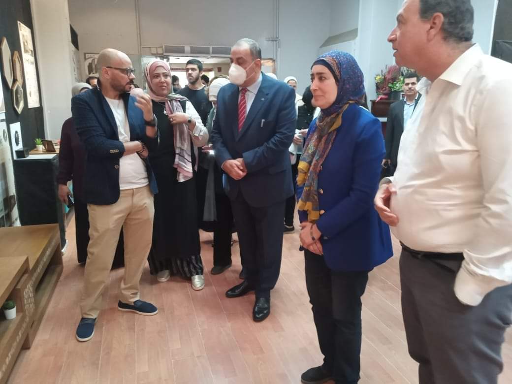 رئيس جامعة حلوان يفتتح معرض طلاب برنامج علوم تصميم الأثاث بتطبيقية حلوان