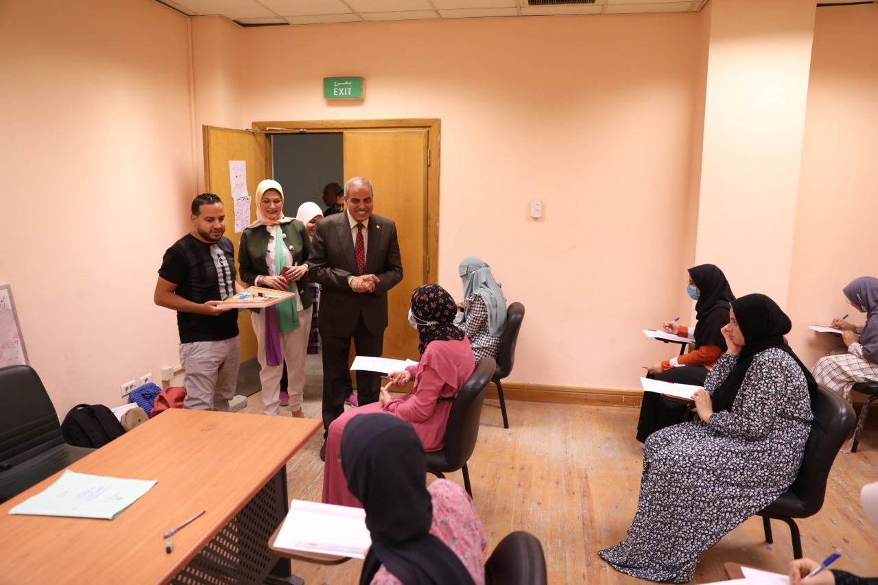 رئيس جامعة الأزهر يتفقد لجان امتحانات معهد التمريض للطالبات بمدينة نصر