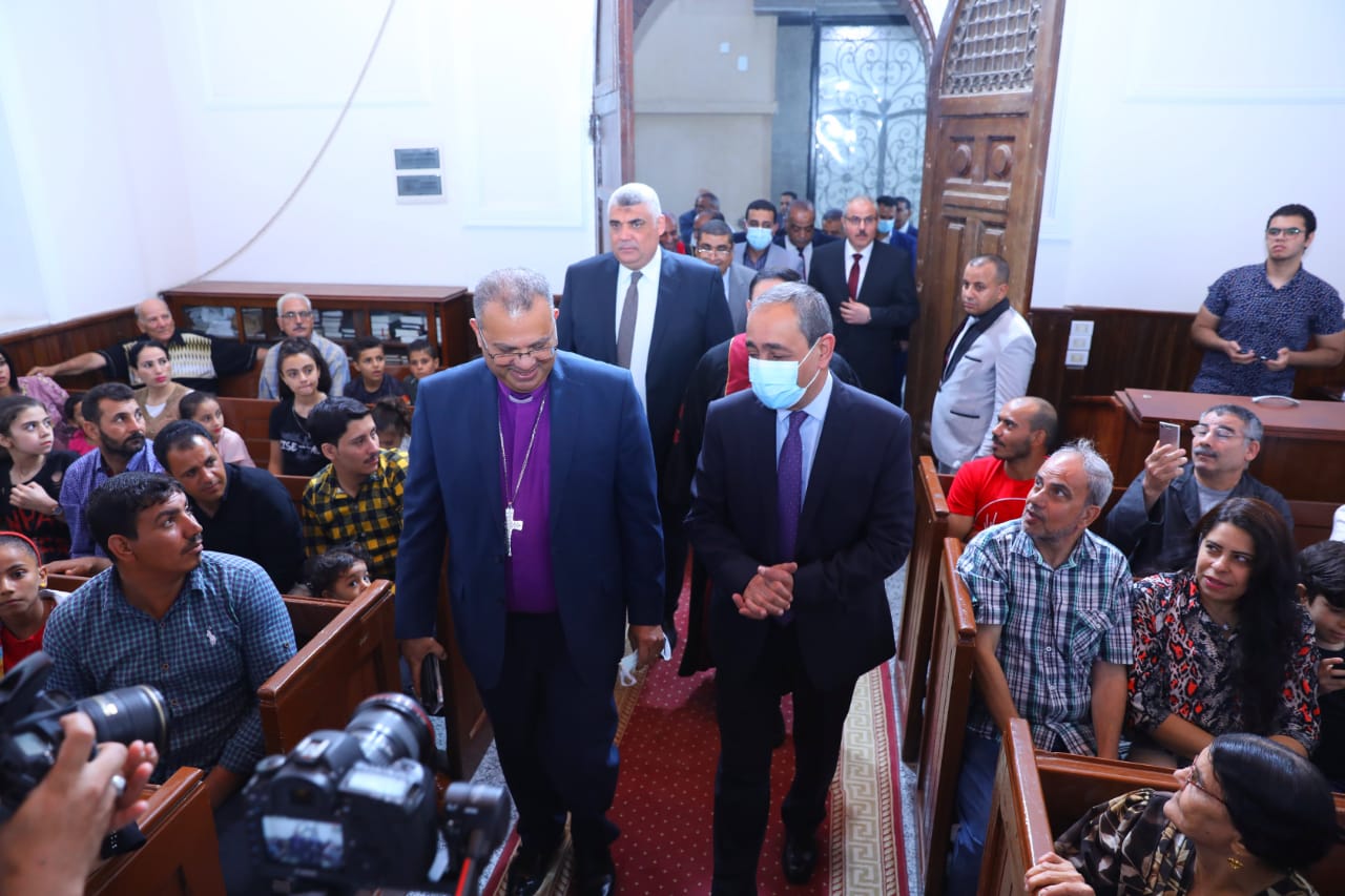 رئيس الإنجيلية ومحافظ الإسماعيلية يشهدان رسامة قس لكنيسة الإسماعيلية الإنجيلية