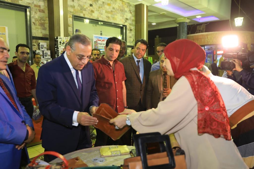 محافظ سوهاج يتفقد معرض منتجات المناطق الصناعية والحرف اليدوية