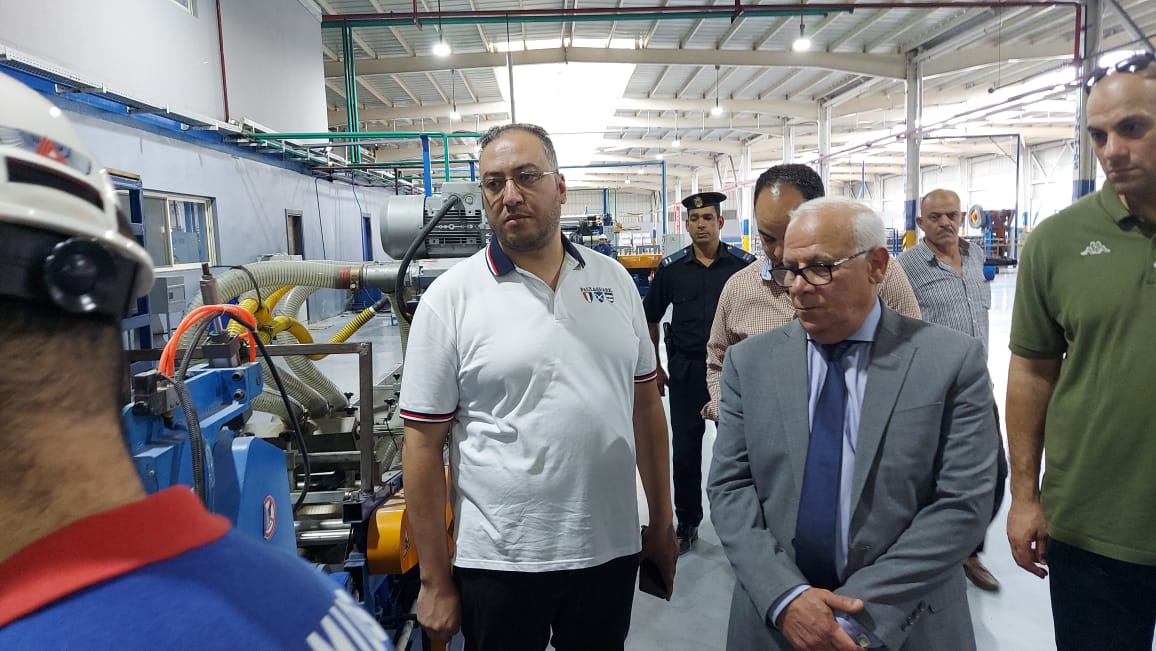 محافظ بورسعيد يتفقد عدد من الخطوط الجديدة بمصنع إنتاج إطارات السيارات بجنوب بورسعيد