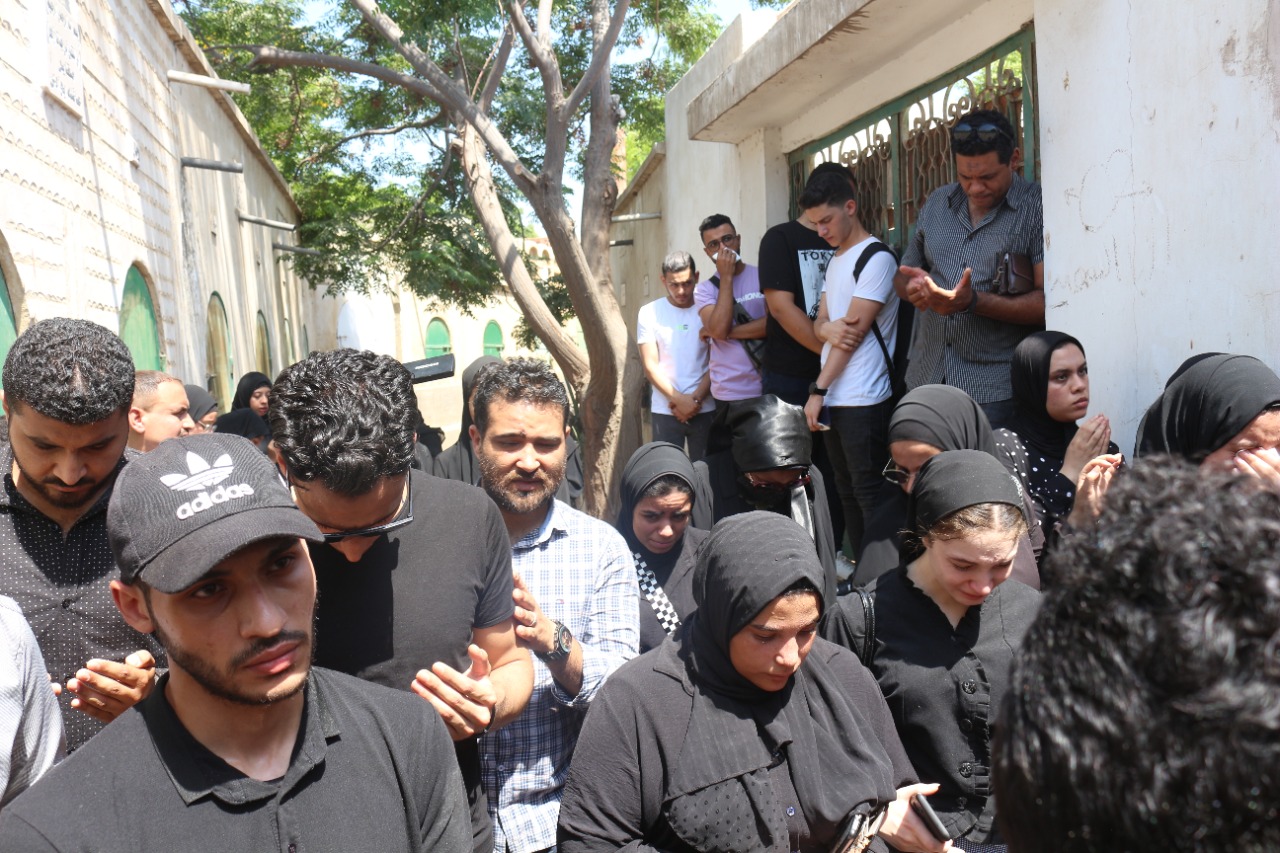 وفد من أساتذة وطلاب كلية الآداب جامعة المنصورة يتقدم بواجب العزاء لأسرة الطالبة نيرة أشرف