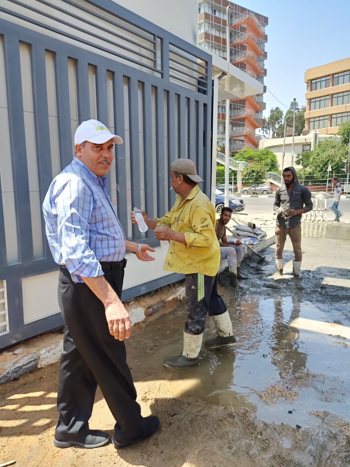 رئيس جامعة الأزهر يتابع أعمال التطوير ببوابة كلية الطب ويوزع الماء والعصير على العمال