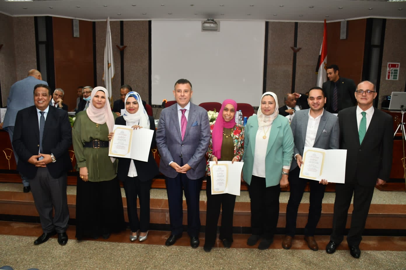 مجلس جامعة عين شمس يكرم عدداً من قيادات الجامعة والحاصلين علي جوائز الدولة