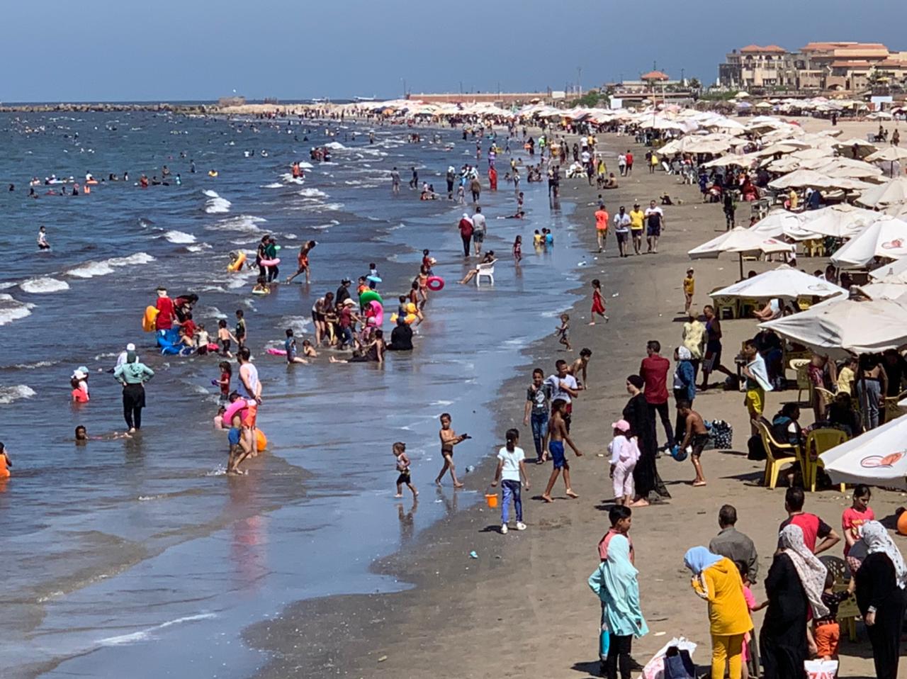 شاطئ بورسعيد يشهد إقبالًا كبيرًا في العطلة الأسبوعية