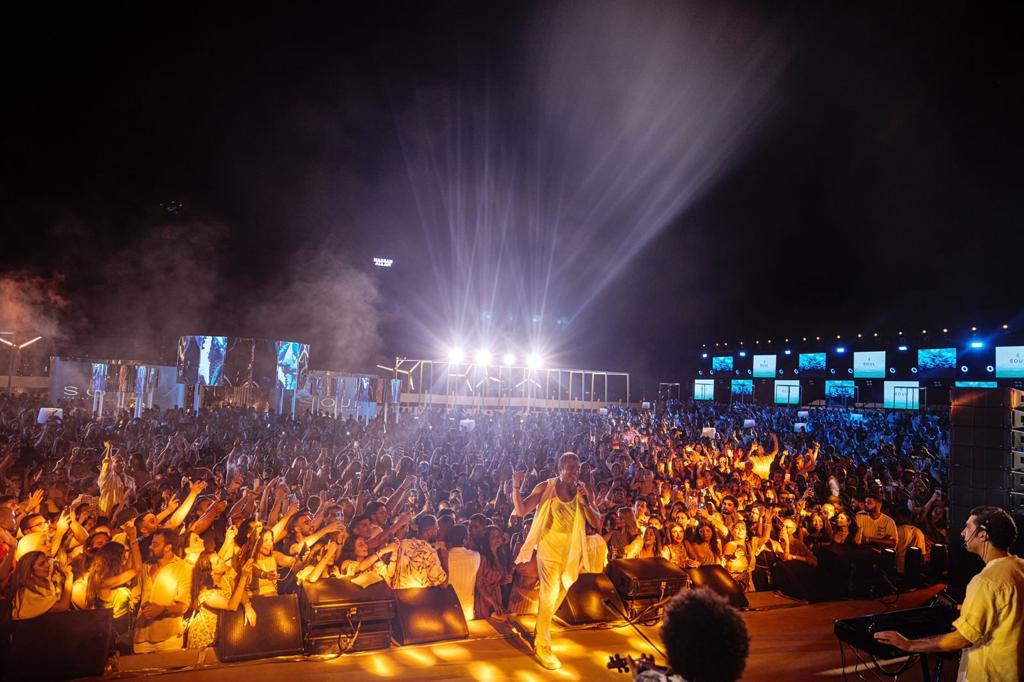 عمرو دياب يتألق ويشعل ليلة افتتاح "صول" في مراسي