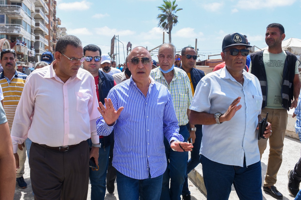 *محافظ الإسكندرية في جولة مفاجئة على شاطىء النخيل للتأكد من خلوه من المصطافين لخطورته على المواطنين*
