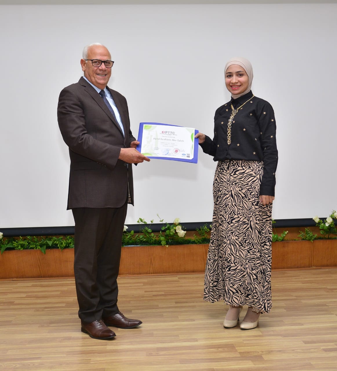 محافظ بورسعيد يسلم شهادات الدورات التدريبية للمتدربين بمركز تدريب تكنولوجيا البرامج التخصصية بالديوان العام
