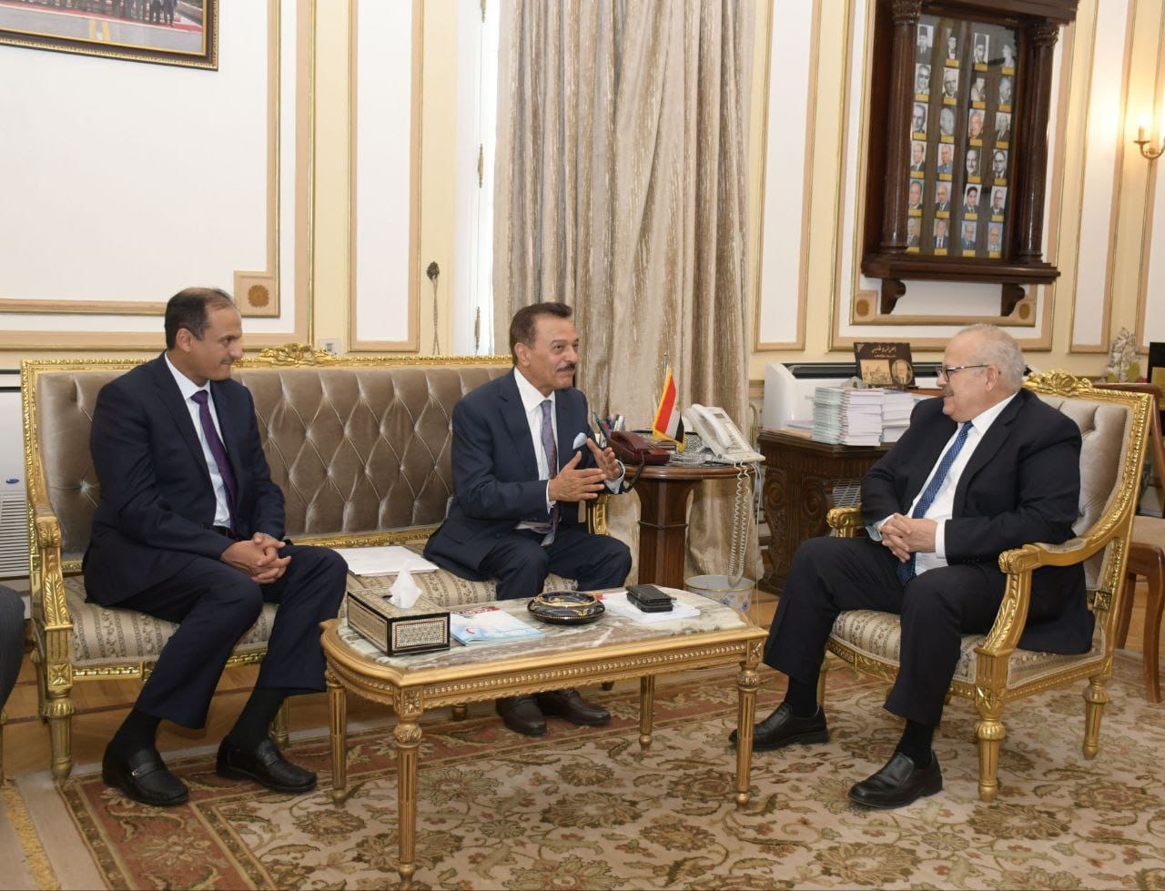رئيس جامعة القاهرة يلتقى وفدًا من مكتبة الملك عبدالعزيز العامة لبحث التعاون الثقافي والمعرفي المشترك