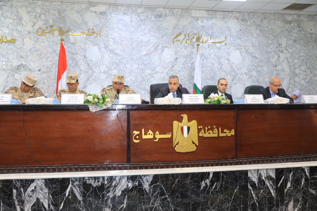 محافظ سوهاج يعقد الاجتماع الدوري لبحث موقف مشروعات المبادرة الرئاسية لتطوير الريف المصري " حياة كريمة " 