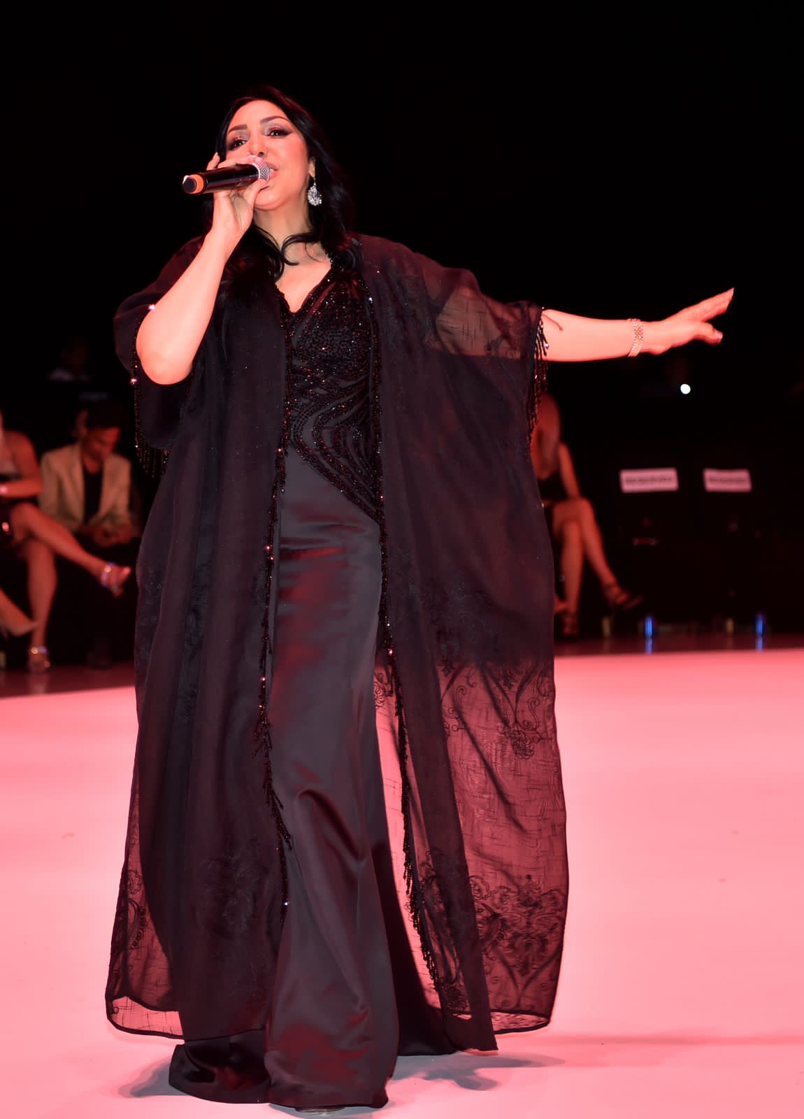 نادية المنصوري تعود وتغني "الجاز" في معرض "فاشن شو فاكتور 2022" في دبي