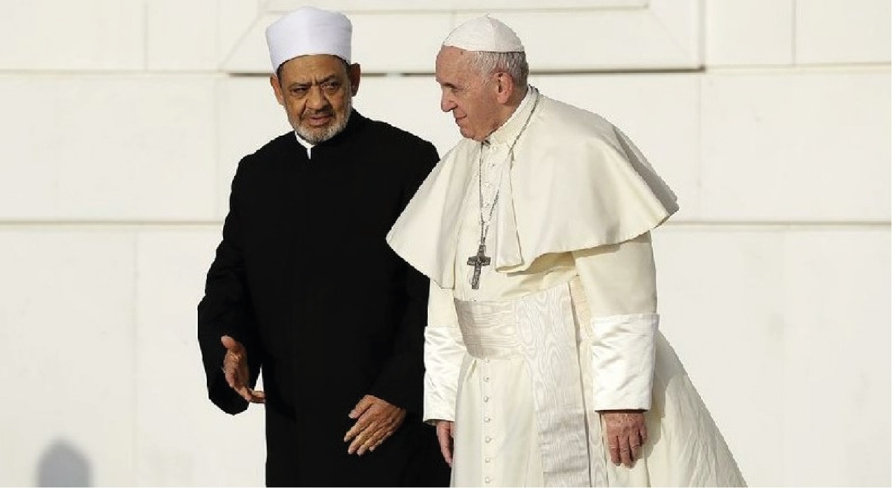 حكماء المسلمين يناقش سبل تعزيز الحوار الإسلامي المسيحي بحضور الطيب وفرنسيس