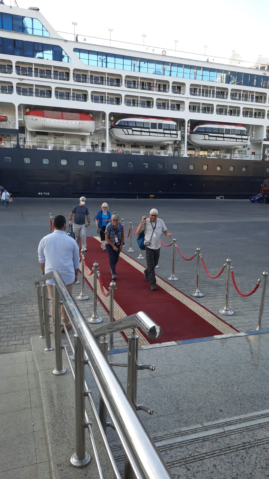 ميناء سفاجا يستقبل السفينة السياحية Azamara Quest وعلى متنها 1013 سائح وطاقم من جنسيات مختلفة